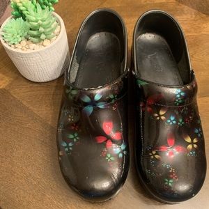 Dansko Black Floral Nursing Clogs Shoes Size 39